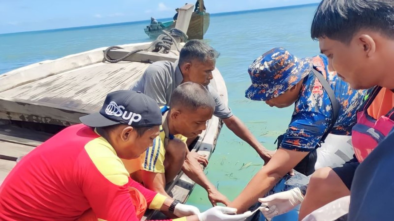 Tim SAR gabungan mengevakuasi jasad seorang pria, Yosephloar (27) yang menjadi korban hilang tenggelam saat mencari udang di perairan Pulau Pucung Malang Rapat, Kabupaten Bintan, Kepri, Senin (20/11/2023). (ANTARA/HO-Humas SAR Tanjungpinang)