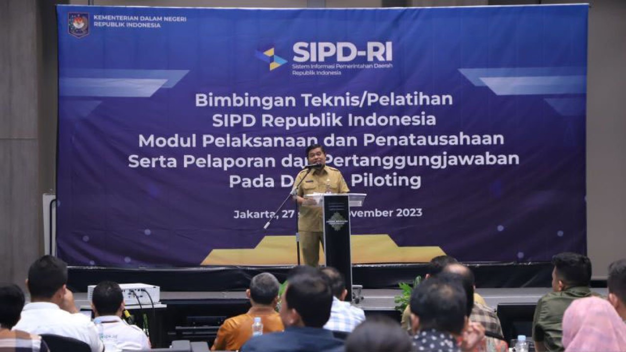 Sekjen Kemendagri Suhajar Diantoro saat memberikan sambutan pada acara Piloting dan Bimtek SIPD RI Modul Penatausahaan di Jakarta, Senin (27/11/2023). (ANTARA/HO-Puspen Kementerian Dalam Negeri)