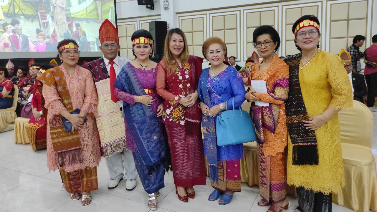 Anggota DPR RI Sondang Tampubolon (tengah) menghadiri Pesta Gotilon sekaligus perayaan HUT ke-45 Gereja HKBP Jatiwaringin.