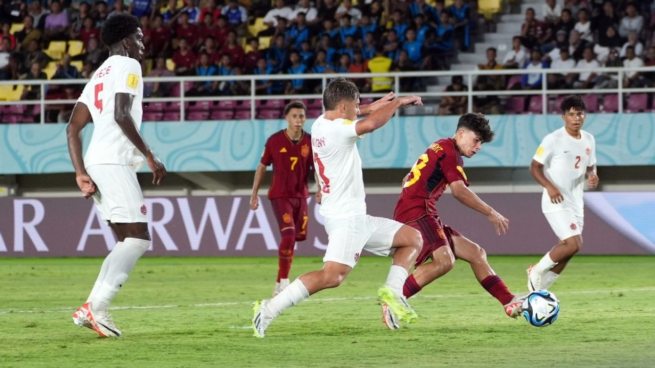 Pemain Timnas Spanyol U-17 Marc Guiu berusaha melewati hadangan dari para pemain Kanada U-17/ist   
