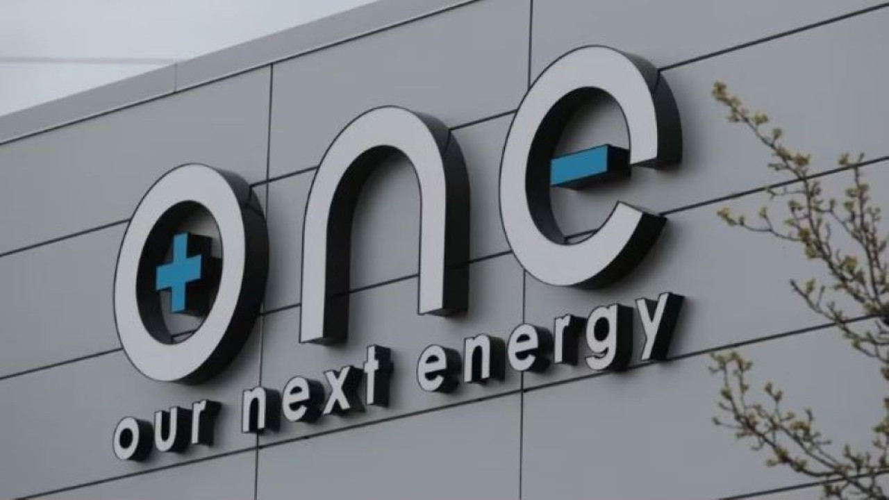 Logo Our Next Energy (ONE) terlihat di luar kantor pusat perusahaan di Novi, Michigan, AS, 25 April 2022. (Dok/Rebecca Cook/Reuters)
