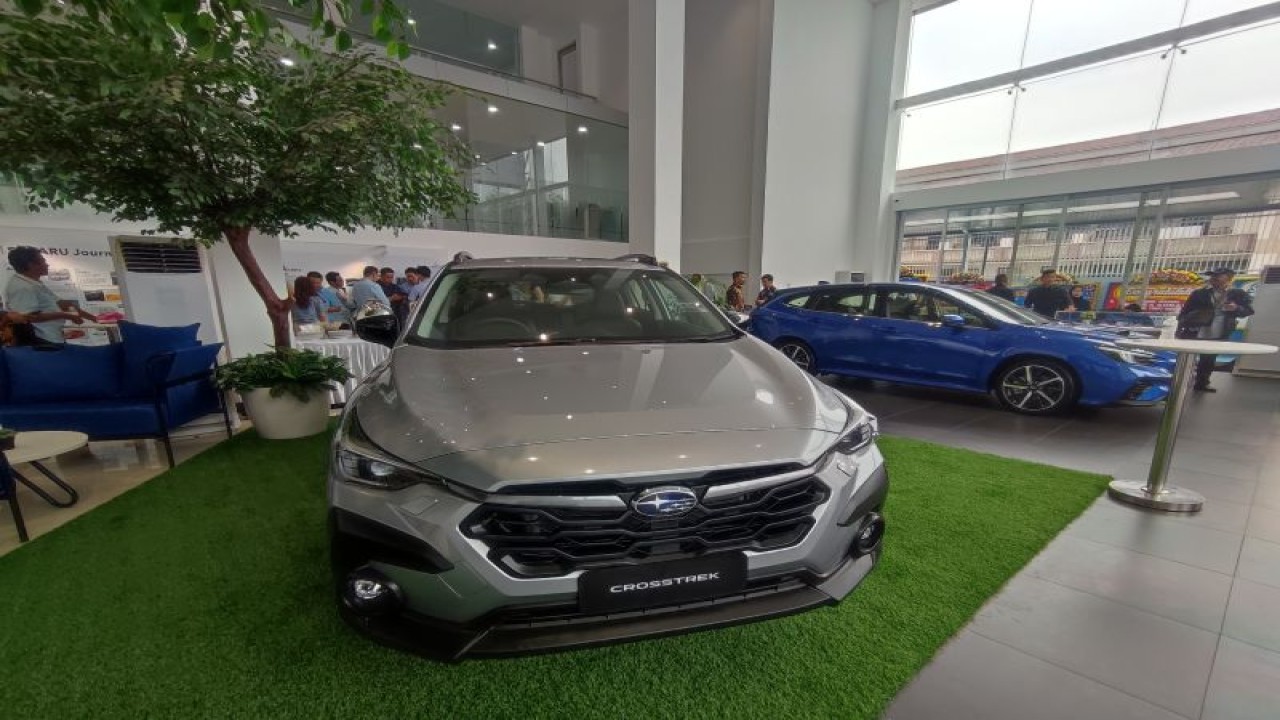 Subaru Crosstrek dipamerkan di Plaza Subaru Tebet, Jakarta Selatan, Kamis (23/11/2023). (ANTARA/Rina Nur Anggraini)