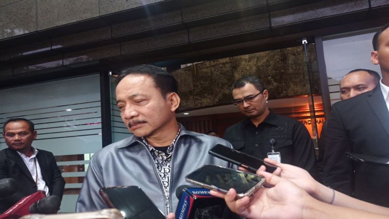 Hakim MK Suhartoyo usai diperiksa MKMK sekitar 30 menit di depan Gedung II MK, Jakarta, Rabu (1/11/2023). (ANTARA/Sanya Dinda)