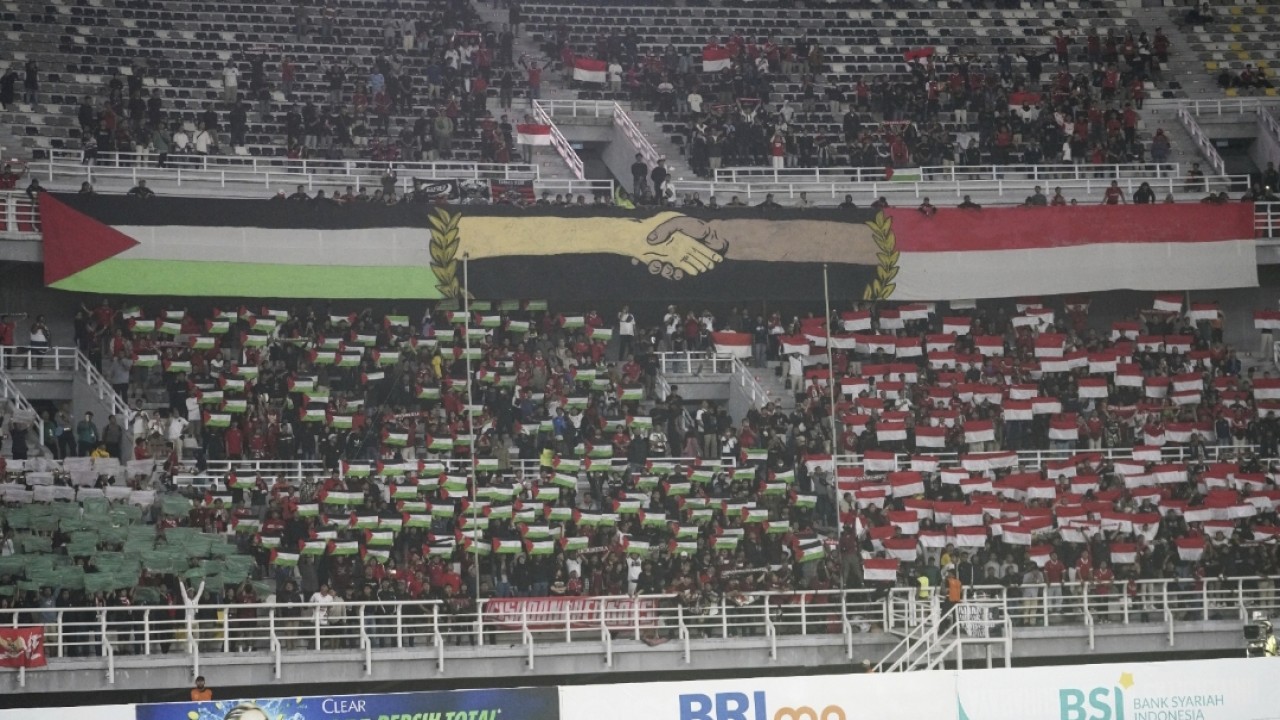 Suporter Timnas Indonesia bersama Palestina