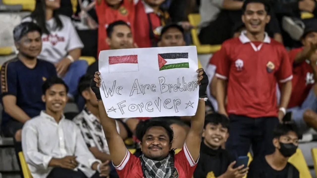 Suporter Timnas Indonesia peduli Palestina