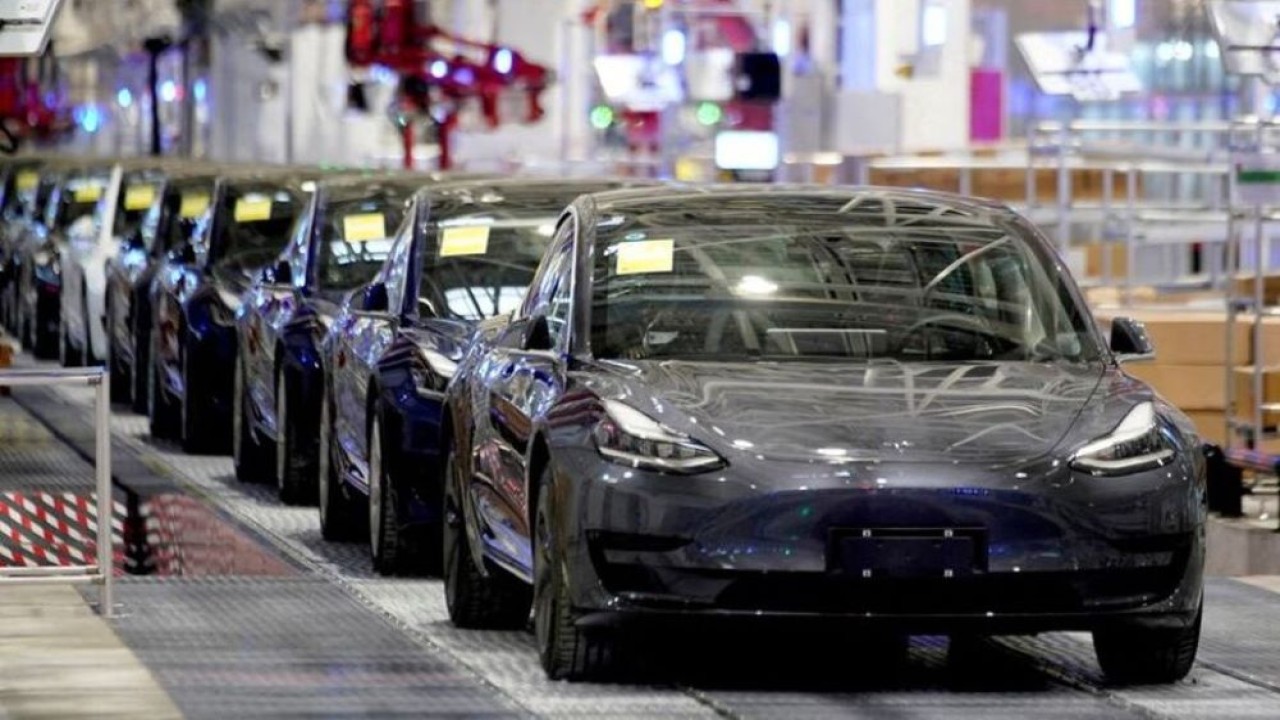 Kendaraan listrik Tesla Model 3 buatan China terlihat saat acara pengiriman di pabriknya di Shanghai, China, pada 7 Januari 2020. (Reuters)