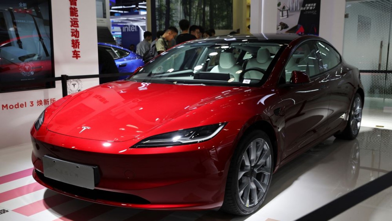 Ilustrasi. Tesla memamerkan sedan listrik Model 3 yang diperbarui di pameran perdagangan di Beijing. (Reuters)