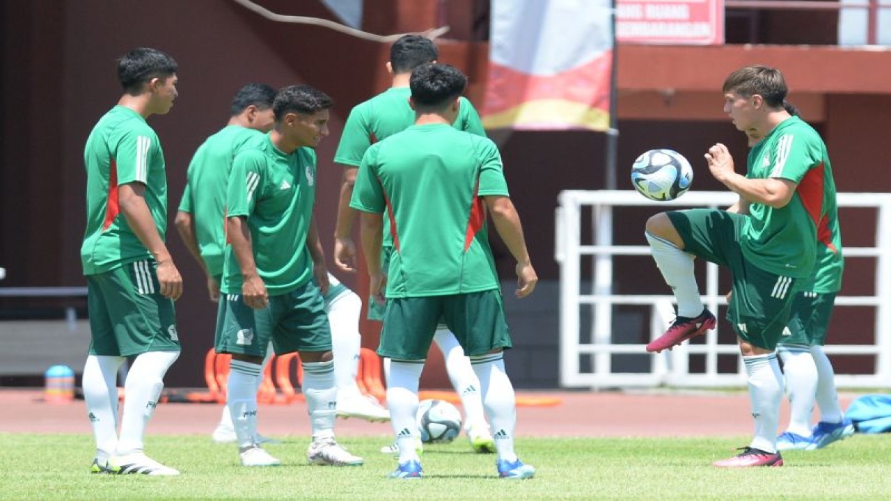 Pesepak bola Timnas Meksiko U-17 mengikuti latihan resmi di lapangan Thor, Surabaya, Jawa Timur, Senin (20/11/2023). Latihan tersebut untuk melatih strategi dan koordinasi antar pemain jelang melawan Timnas Mali dalam pertandingan babak 16 besar Piala Dunia U-17 di Stadion Gelora Bung Tomo pada Selasa (21/11). ANTARA FOTO/Ari Bowo Sucipto (ANTARA FOTO/ARI BOWO SUCIPTO)