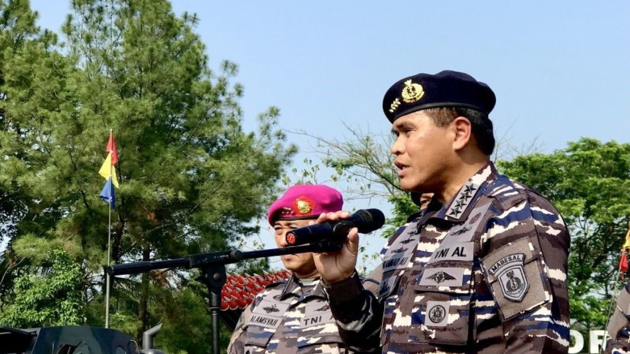 Kasal Laksamana TNI Muhammad Ali (kanan) saat menjawab pertanyaan wartawan sebelum memimpin rapat Renaku II TNI AL dan apel komandan satuan di Kesatrian Marinir Hartono, Cilandak, Jakarta, Selasa (21/11/2023). (ANTARA/Genta Tenri Mawangi)