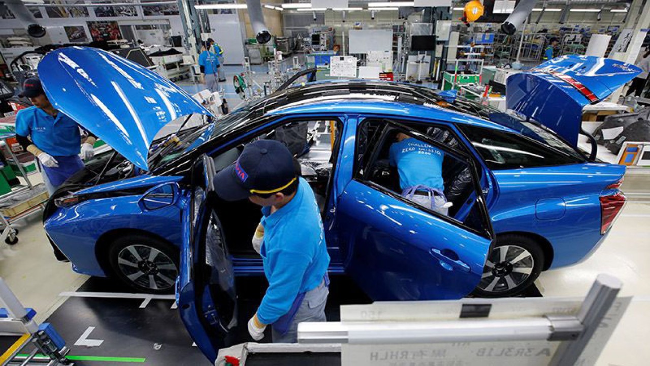 Arsip Foto - Karyawan Toyota Motor Corp. bekerja di jalur perakitan kendaraan sel bahan bakar (FCV) Mirai di pabrik perusahaan Motomachi, Jepang, Kamis (17/5/2018). ANTARA/REUTERS/Issei Kato/am.