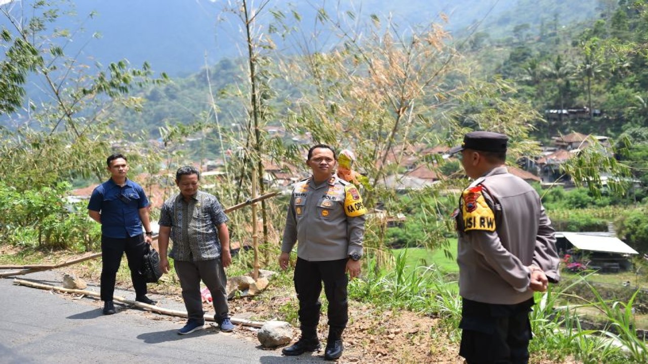 Kapolres Jepara AKBP Wahyu Nugroho Setyawan melakukan pengecekan TPS Pemilu 2024 di Dukuh Duplak, Desa Tempur, Kecamatan Keling, Jepara, yang terletak di lereng Gunung Muria di Jepara. (ANTARA/HO-Polisi Jepara.)