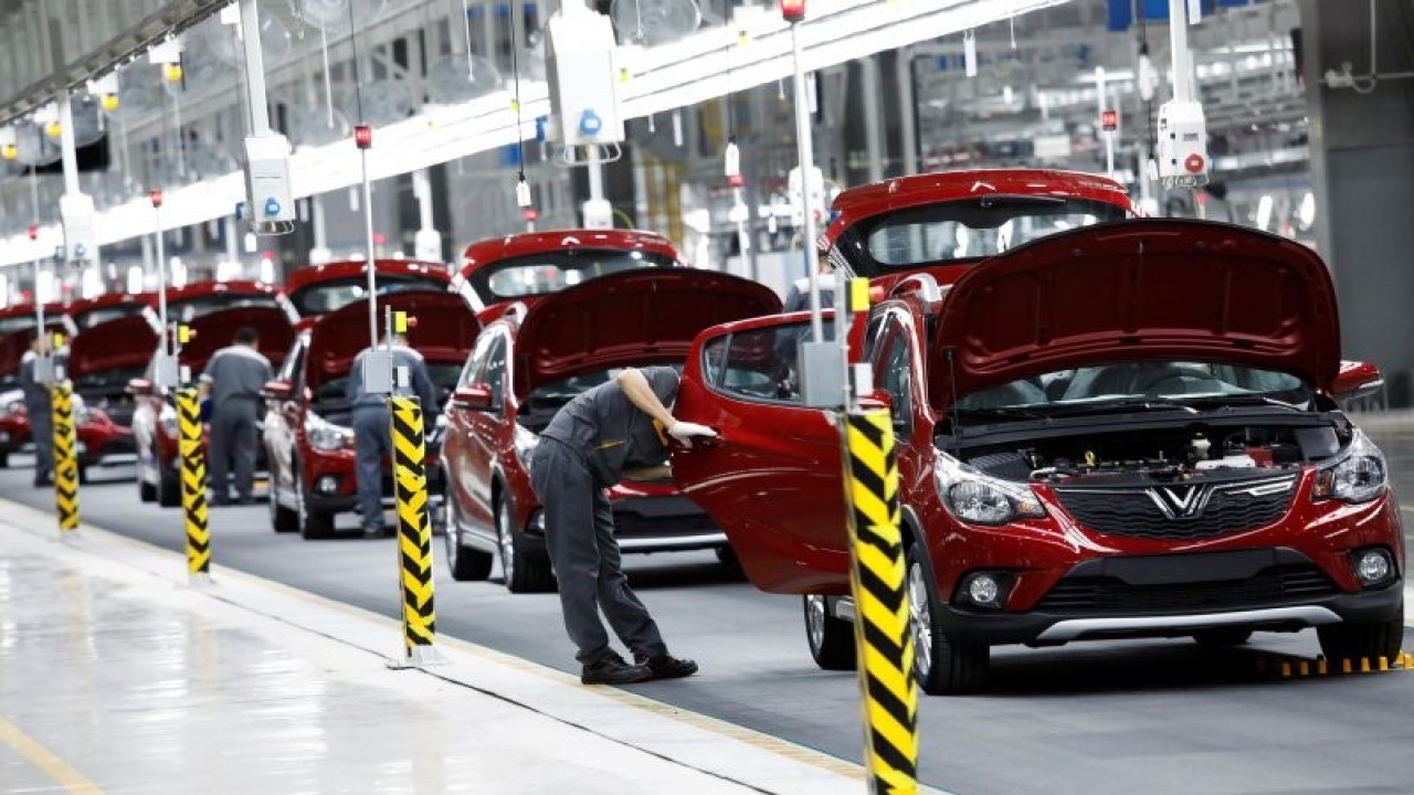 Arsip foto-Pekerja melakukan pengecekan mobil VinFast saat pembukaan pabrik perakitan di Hai Pong, Vietnam, Jumat (14/6/2019). Model kendaraan yang dijual Vinfast antara lain sedan dan sport utility vehicle (SUV), juga skuter listrik dan bus listrik. ANTARA FOTO/REUTERS/Kham/pras.