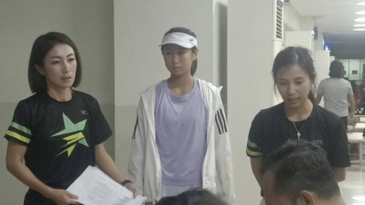 Wynne Prakusya dan Lavinia Tananta Prakarsai Turnamen tenis Pigeon Teens West Tennis Academy 2023 d di lapangan Tenis  di sekolah ACS Jakarta Timur.