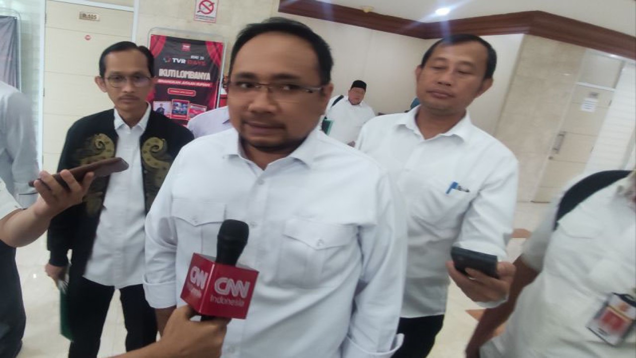 Menteri Agama Yaqut Cholil Qoumas menjawab pertanyaan wartawan terkait kuota petugas haji pada penyelenggaraan ibadah haji 1445 Hijriah/2024 Masehi di Jakarta, Senin (13/11/2023). (ANTARA/M Riezko Bima Elko P)