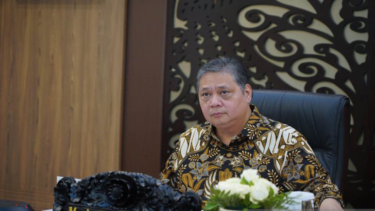 Menteri Koordinator Bidang Perekonomian Airlangga Hartarto saat menyampaikan sambutan secara virtual dalam acara Indonesia SDGs Award (ISDA) 2023 di Jakarta, Senin (4/12/2023) ANTARA/HO-Kemenko Perekonomian