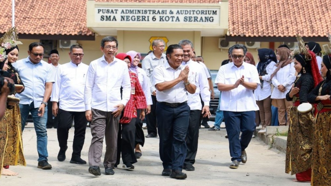 Penjabat Gubernur Banten Al Muktabar saat Launching Program Kerjasama Peningkatan Kualitas Pendidikan Tingkat SMA Fisika dengan Metode GASING (Gampang, Asik, Menyenangkan) di Lapangan SMAN 06 Kota Serang, Cipocok Jaya, Kota Serang, Jumat (15/12/2023). (Istimewa/Pemprov Banten)