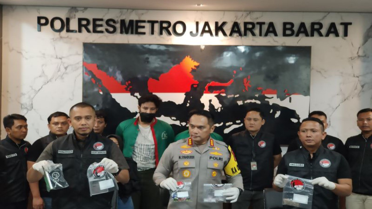 Jumpa pers pengungkapan kasus penyalahgunaan narkoba jenis sabu dan ganja di Polres Metro Jakarta Barat yang menyeret artis Ammar Zoni, Jumat (15/12/2023). ANTARA/Risky Syukur