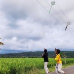 Anak-anak bermain layang layangan di area jaringan listrik (ANTARA/HO-PLN UID Aceh)-1702541015
