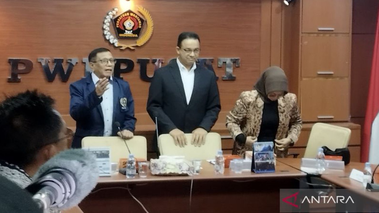 Capres nomor urut 1 Anies Baswedan (tengah) saat mengunjungi Kantor PWI Pusat di Jakarta, Jumat (1/12/2023). (ANTARA/Bagus Ahmad Rizaldi)