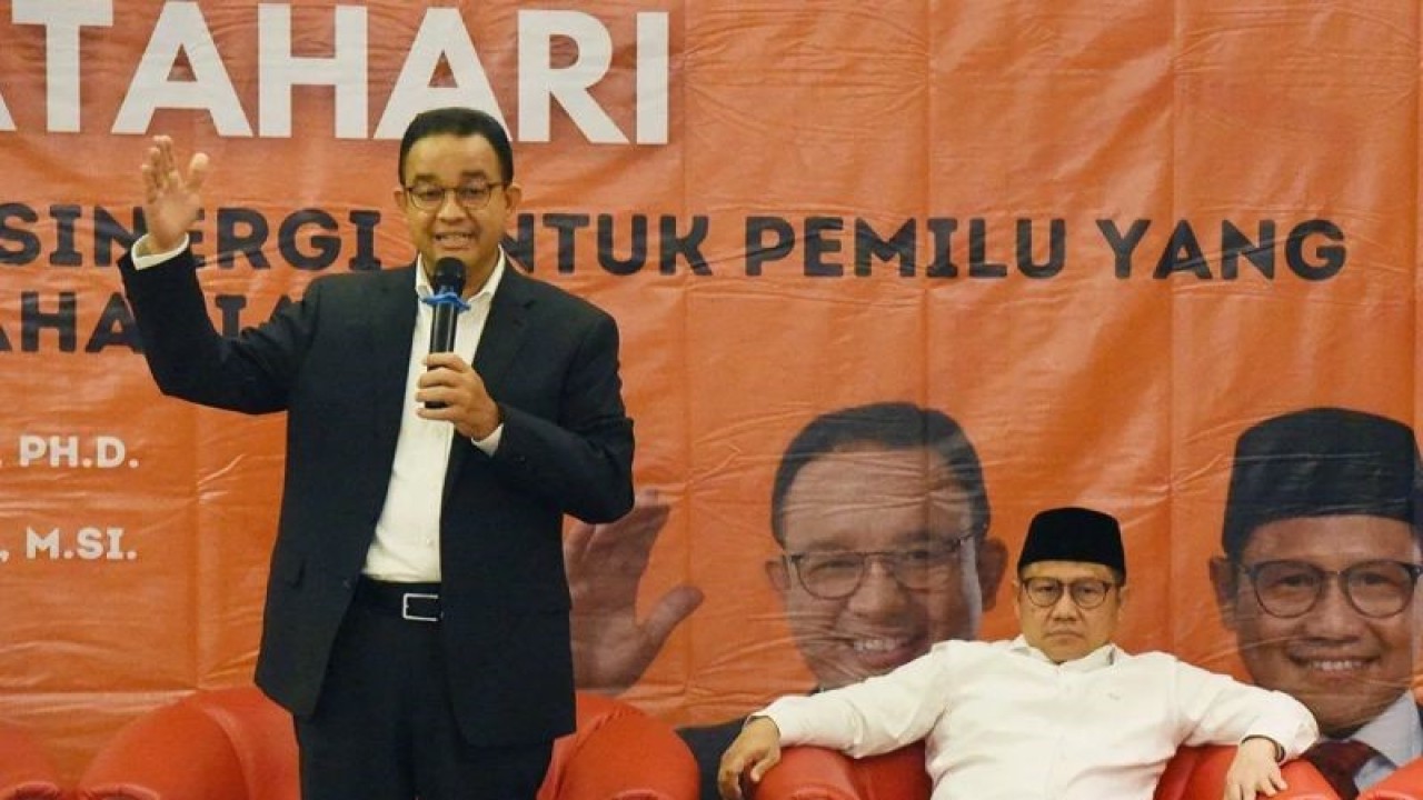 Pasangan calon presiden dan wakil presiden nomor urut satu Anies Baswedan (kiri) dan Muhaimin Iskandar (tengah). ANTARA FOTO/Indrianto Eko Suwarso/rwa/aa.