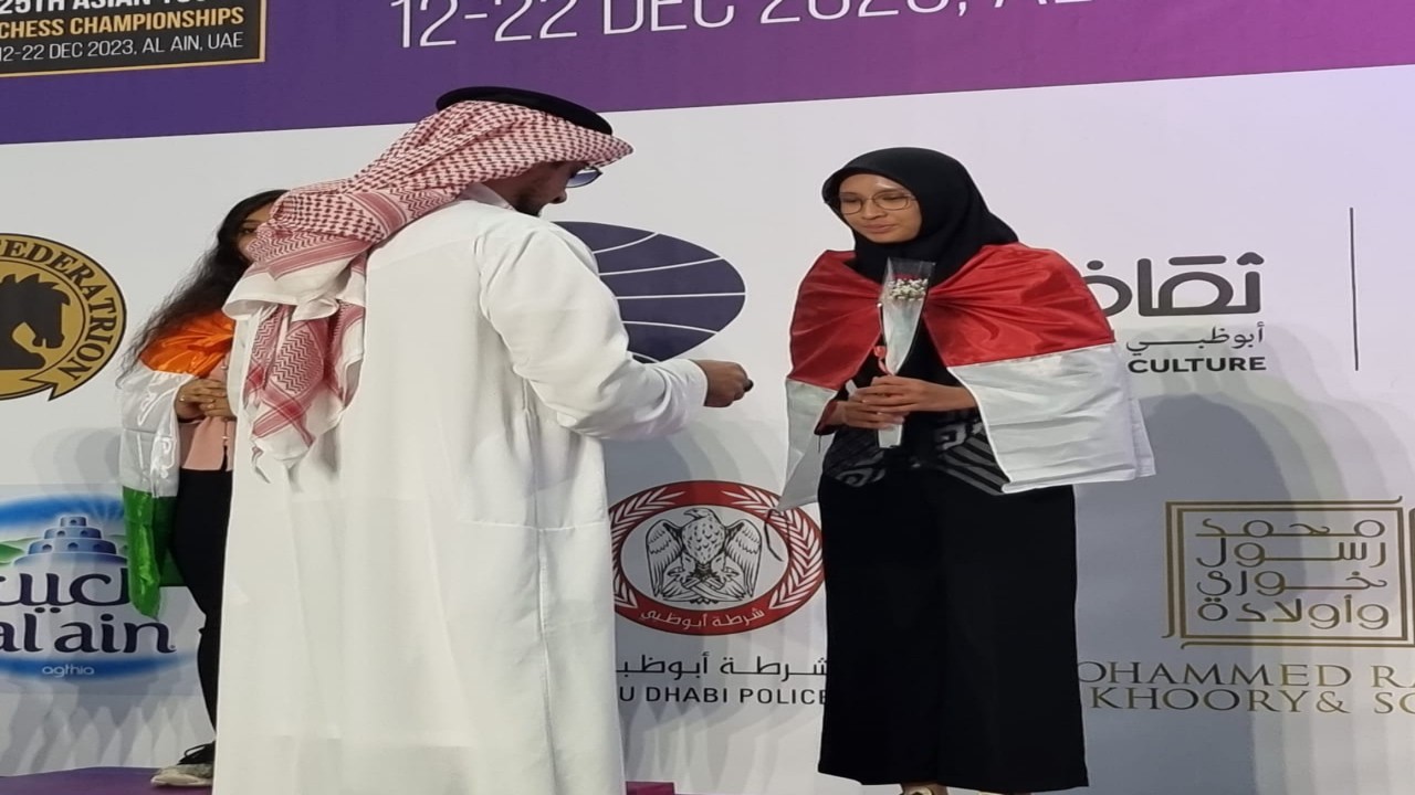 Pecatur putri Indonesia Laysa Latifah pada upacara pembagian hadiah kepada para pemenang di nomor catur kilat kategori G18 Asian Youth Chess Championship 2023 yang berlangsung di Uni Emirat Arab/ist