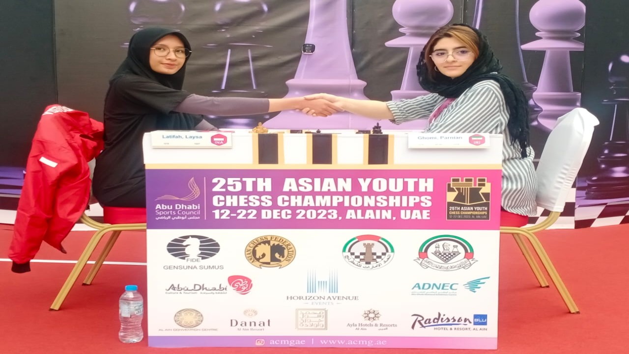 Laysa Latifah (kiri) saat berhadapan dengan pecatur Iran Parmin Ghomi pada babak ke-8 catur standar kategori G18 Asian Youth Chess Championship 2023 di Uni Emirat Arab/ist