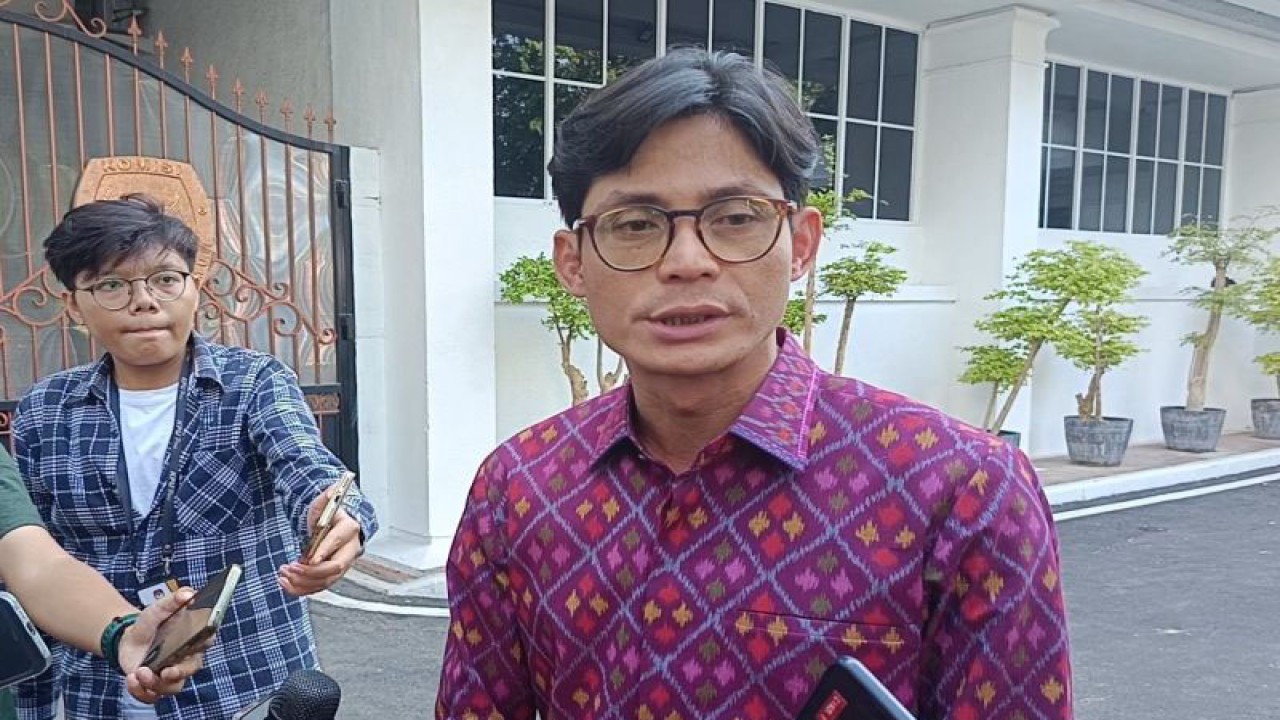 Anggota KPU August Mellaz memberikan keterangan pers di Kantor KPU, Jakarta. ANTARA/ Donny Aditra