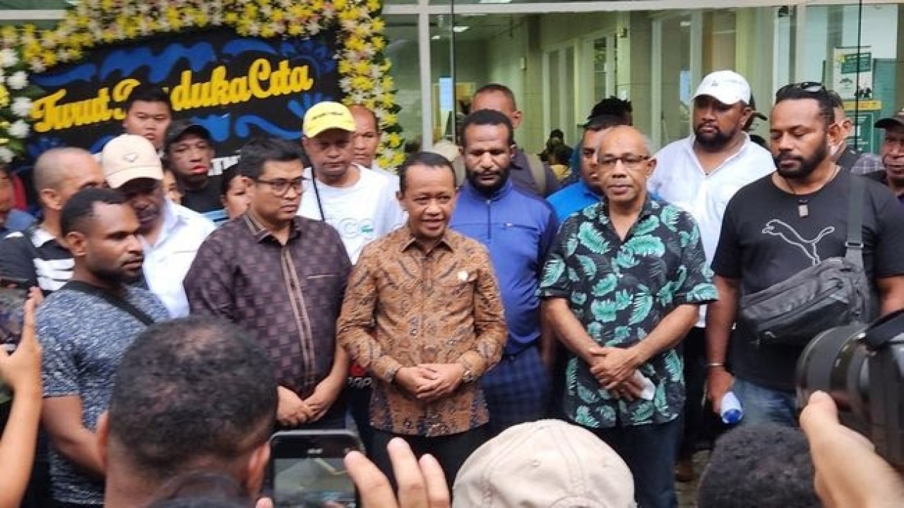 Menteri Investasi Bahlil Lahadalia mengunjungi tempat persemayaman mantan Gubernur Papua Lukas Enembe. (Detikcom)