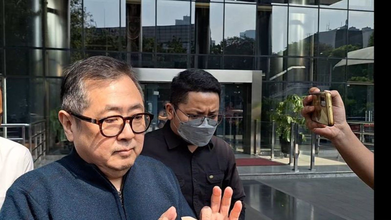 Komisaris PT Dosni Roha Logistik (PT DRL) Bambang Rudijanto Tanoesoedibjo alias Rudy Tanoe bungkam usai diperiksa tim penyidik KPK sebagai saksi kasus dugaan korupsi penyaluran bantuan sosial (bansos) beras di Gedung Merah Putih KPK, Jakarta Selatan, Kamis (14/12/2023). ANTARA/Fianda Sjofjan Rassat