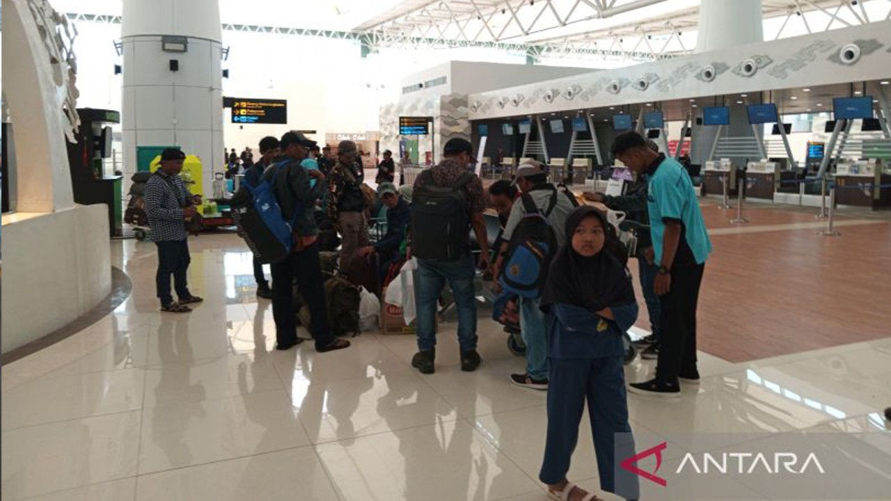 Sejumlah penumpang saat menunggu keberangkatan pesawat di BIJB Kertajati, Majalengka, Jawa Barat, Jumat (1/12/2023). (ANTARA/Fathnur Rohman)
