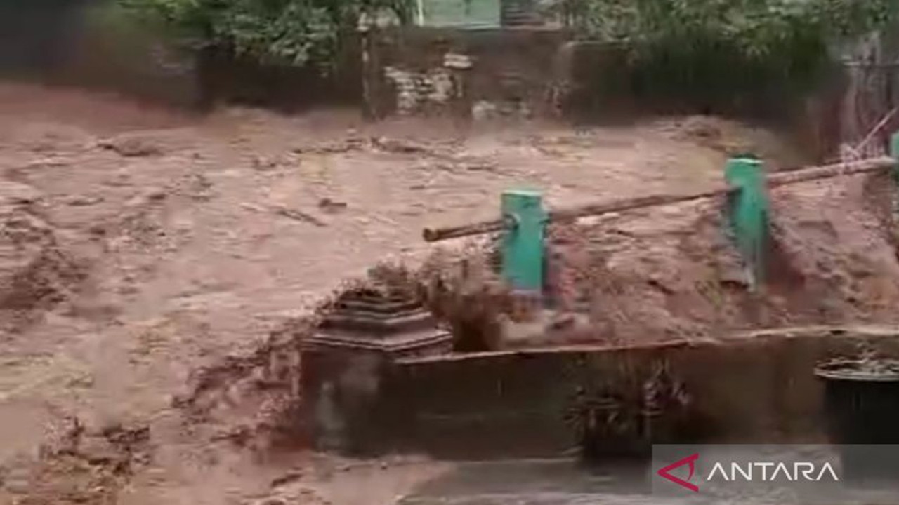 Foto hasil screenshot video amatir soal bencana banjir bandang di Desa Wonosoco, Kecamatan Undaan, Kabupaten Kudus, Jawa Tengah, pada pekan sebelumnya. (ANTARA/Akhmad Nazaruddin Lathif)