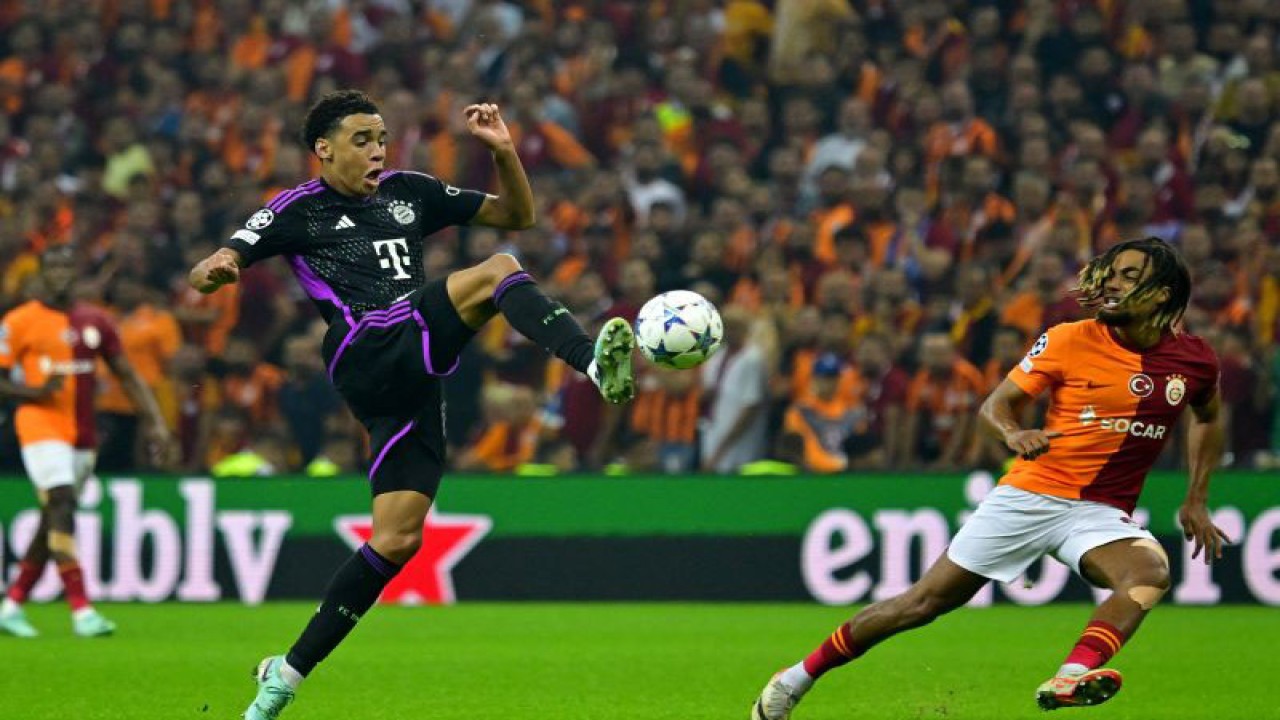 Pemain Bayern Munich Jamal Musiala (kiri) mengontrol bola di hadapan bek Galatasaray Sacha Boey (kanan) pada laga fase grup Liga Champions di Ali Sami Yen Spor Kompleksi di Istanbul, 24 Oktober 2023. (Foto AFP/YASIN AKGUL)