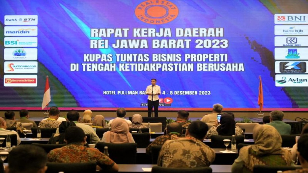 Penjabat Gubernur Jawa Barat Bey Triadi Machmudin memberikan keterangan dalam Rapat Kerja Daerah (Rakerda) REI Jawa Barat 2023 di Bandung, Senin (4/12/2023). ANTARA/HO-Pemprov Jabar