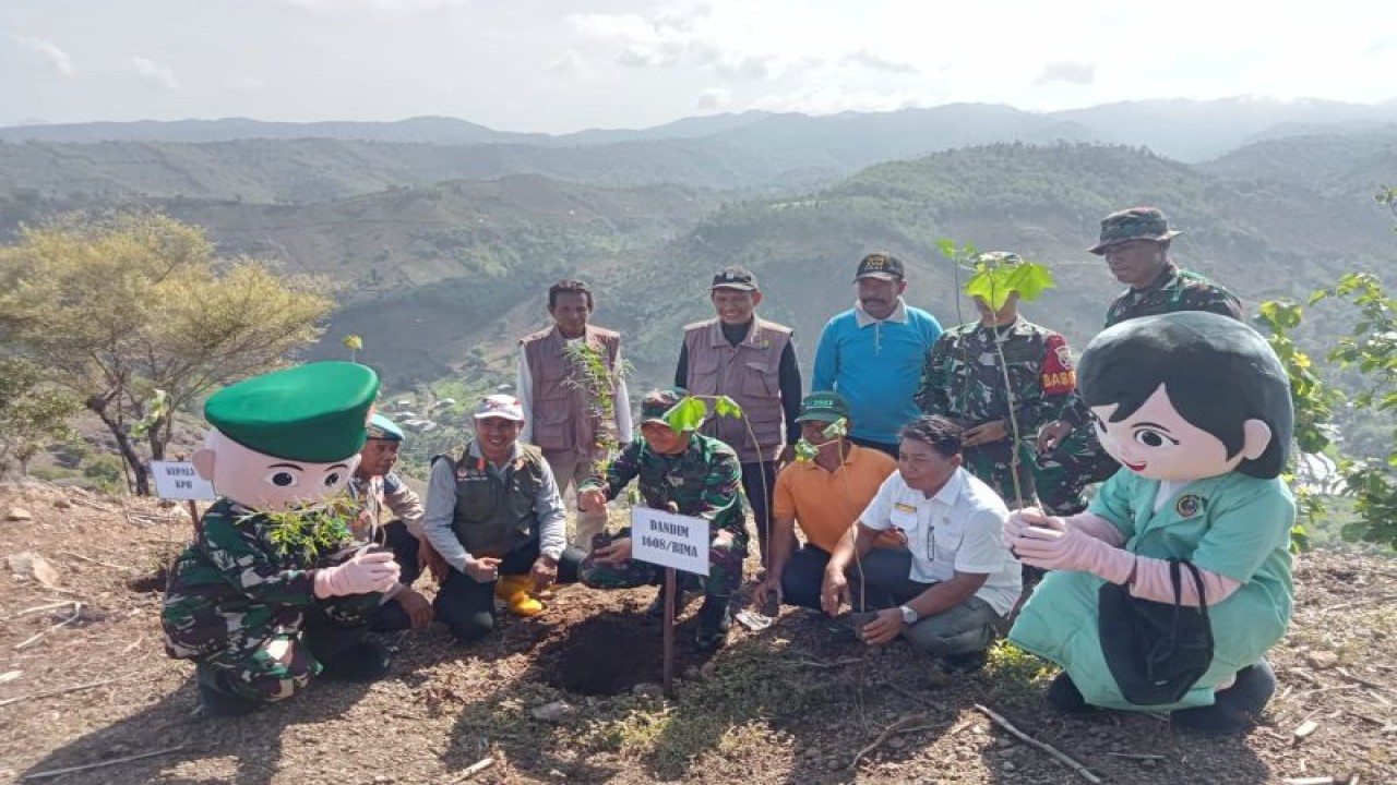 Anggota TNI dari Kodim Bima, Nusa Tenggara Barat saat melakukan penanaman pohon di daerah setempat, Rabu (6/12/2023) (ANTARA/HO-Humas Kodim Bima)