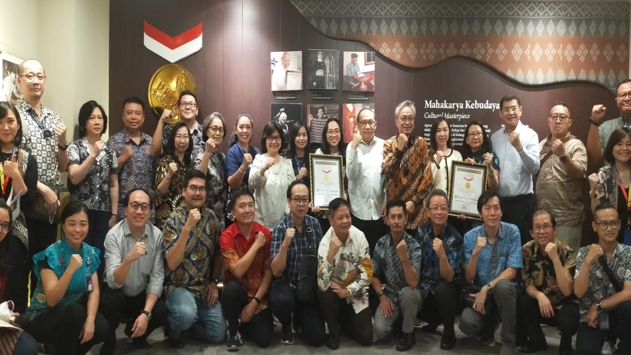 Ketua Umum Yayasan BPK Penabur Adri Lazuardi dan Pembina PB Percasi Eka Putra Wirya berfoto bersama dengan perwakilan MURI dan para panitia pelaksana Festival Catur Pelajar Tingkat Nasional BPK Penabur 2023 pada acara pemberian penghargaan rekor MURI di Kantor MURI Kelapa Gading Jakarta, Jumat (8/12/2023).