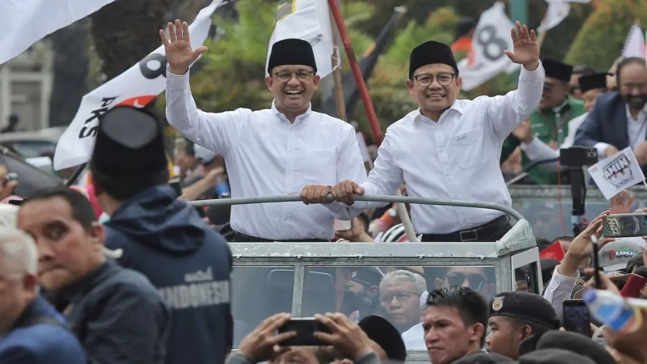 Pasangan capres-cawapres nomor urut 1 Anies Baswedan dan Muhaimin Iskandar (Cak Imin) berangkat dari rumah masing-masing ke arena debat cawapres di Jakarta Convention Center (JCC), Senayan, Jakarta Pusat (Jakpus). (Foto: Angga Yanuar/Liputan6.com)