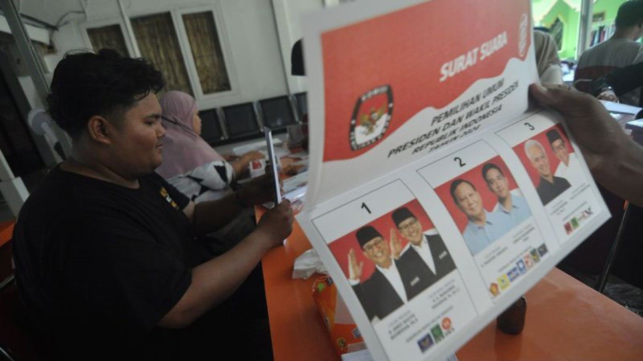 Sejumlah pekerja menyortir dan melipat surat suara pasangan calon Presiden dan Wakil Presiden untuk Pemiilu 2024 di Kantor Komisi Pemilihan Umum Kota Bengkulu, Bengkulu, Selasa (12/12/2023). ANTARA FOTO/Muhammad Izfaldi/YU/aa. (ANTARA FOTO/MUHAMMAD IZFALDI)