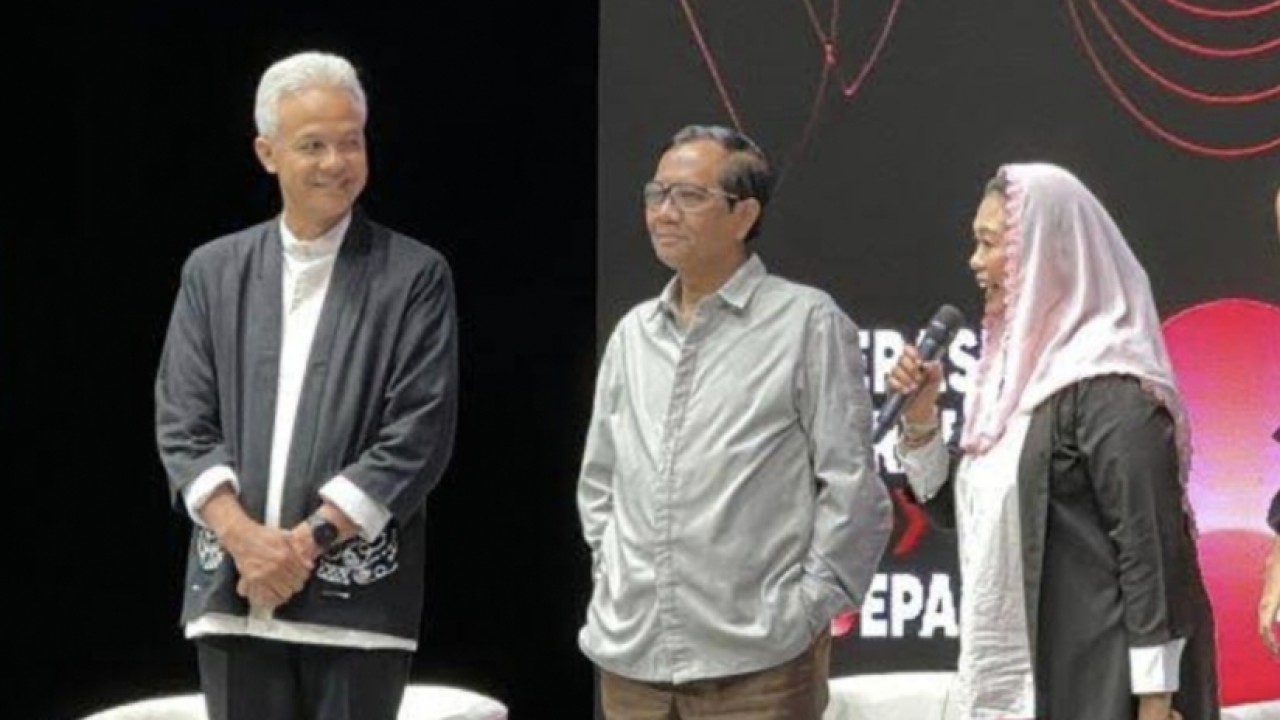 Capres dan cawapres nomor urut 3 bersama Yenny Wahid