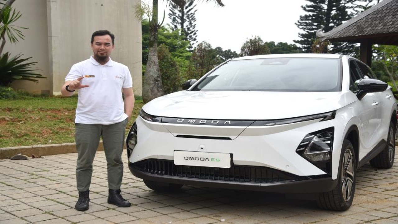 Head of Brand PT Chery Sales Indonesia (CSI), Rifki Setiawan berfoto bersama dengan OMODA 5E saat usai diskusi bersama dengan jurnalis otomotif di Sentul, Jawa Barat. (ANTARA/Fowot)