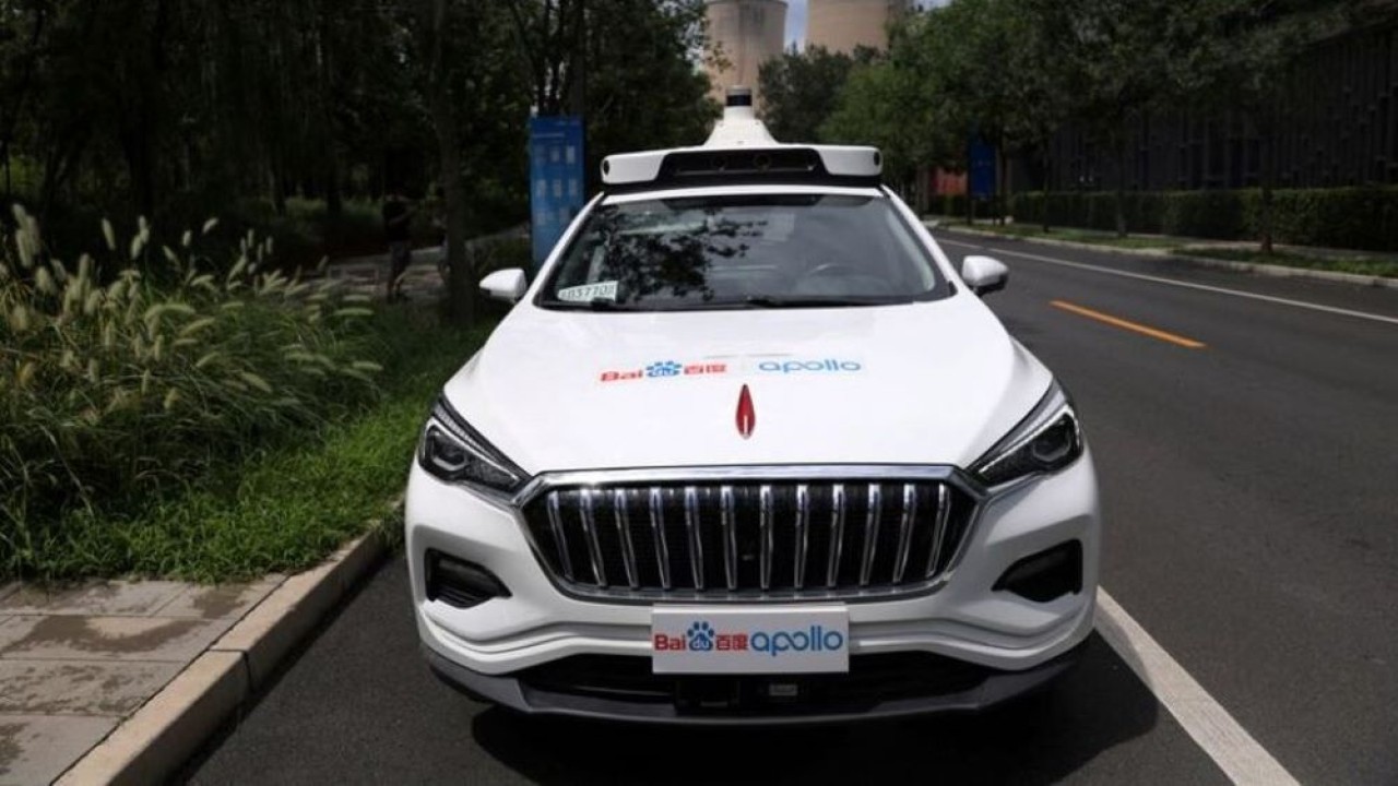 Mobil Apollo Baidu dengan sistem penggerak otonom, yang berfungsi untuk layanan taksi tanpa pengemudi, terlihat di Shougang Industry Park di Beijing, China, 30 Juli 2021. (Reuters)