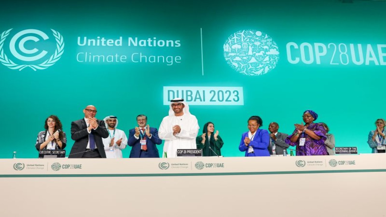 Presiden COP28 Dr. Sultan Al Jaber (kelima dari kiri) dan para peserta bertepuk tangan pada pembukaan konferensi COP28 di Expo City Dubai, Dubai, Uni Emirat Arab, pada 30 November 2023. (COP28 / Christopher Pike via flickr)