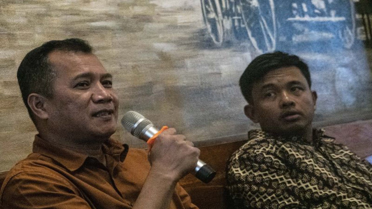 Direktur Jenderal (Dirjen) HAM Dhahana Putra (kiri) didampingi anggota KPU Idham Holik (kanan) berbicara dalam acara BedahHAM: Menakar Implementasi dan Proyeksi HAM dalam Pemilu 2024 di Jakarta, Jumat (23/11/2023). (ANTARA/Aprillio Abdullah Akbar)