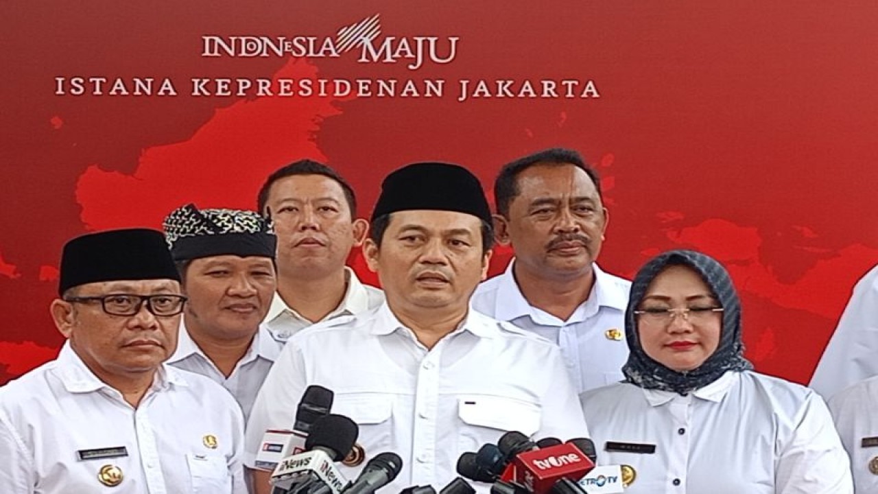 Sekretaris Jenderal DPP Papdesi Senthot Rudi Prastiono (tengah) saat memberikan keterangan usai bertemu Presiden Joko Widodo di Istana Kepresidenan, Jakarta, Jumat (29/12/2023). (ANTARA/Rangga Pandu Asmara Jingga)