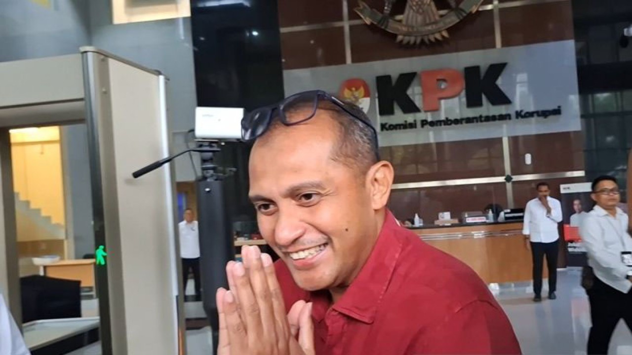 Wamenkumham Eddy Hiariej meninggalkan Gedung Merah Putih KPK, usai menjalani pemeriksaan oleh penyidik KPK sebagai saksi kasus dugaan korupsi Kemenkumham, Senin (4/12/2023). ANTARA/Fianda Sjofjan Rassat.