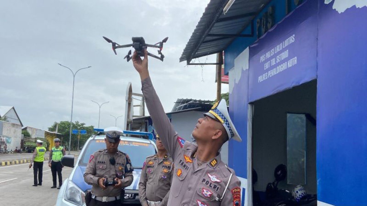 Polda Jateng bersama Polres Pekalongan Kota sedang melakukan uji coba penggunaan ETLE drone di Wilayah Kota Pekalongan, Penggunaan ETLE drone ini sebagai upaya menertibkan berlalu lintas di jalan raya, Jumat (1/12/2023). (ANTARA/Kutnadi)
