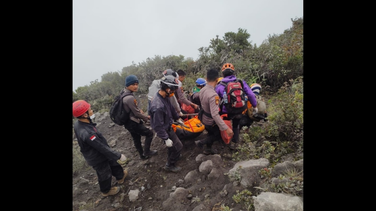 Evakuasi korban erupsi Gunung Marapi.