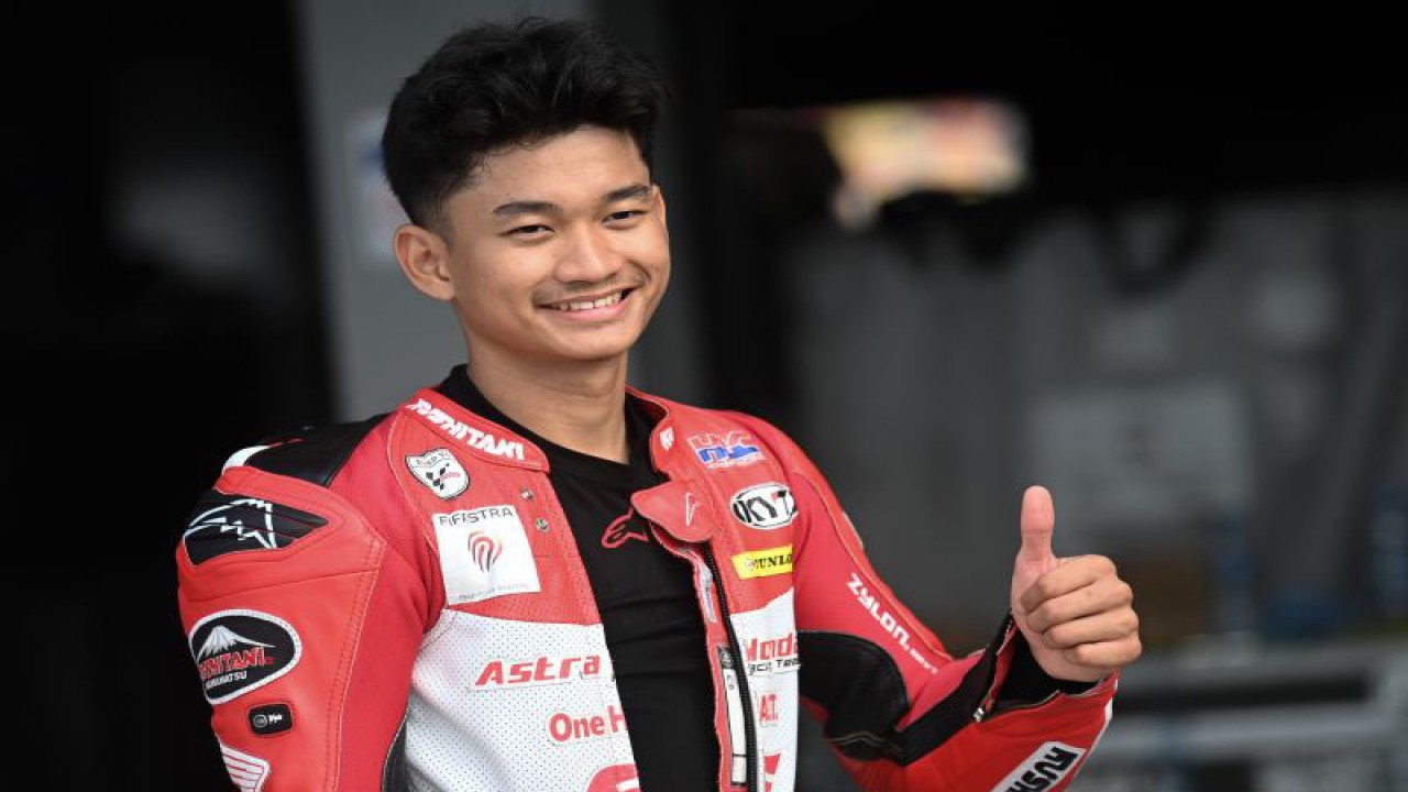 Pembalap Honda Team Asia Fadillah Arbi Aditama mengangkat jempol jelang balapan Moto3 rangkaian balapan MotoGP 2023 di Pertamina Mandalika International Street Circuit, Lombok Tengah, NTB, Kamis (12/10/2023). Arbi menjadi pembalap Indonesia pertama yang mendapatkan kesempatan wildcard di seri MotoGP Mandalika kelas Moto3. ANTARA FOTO/Wahyu Putro A/Spt. (ANTARA FOTO/WAHYU PUTRO A)
