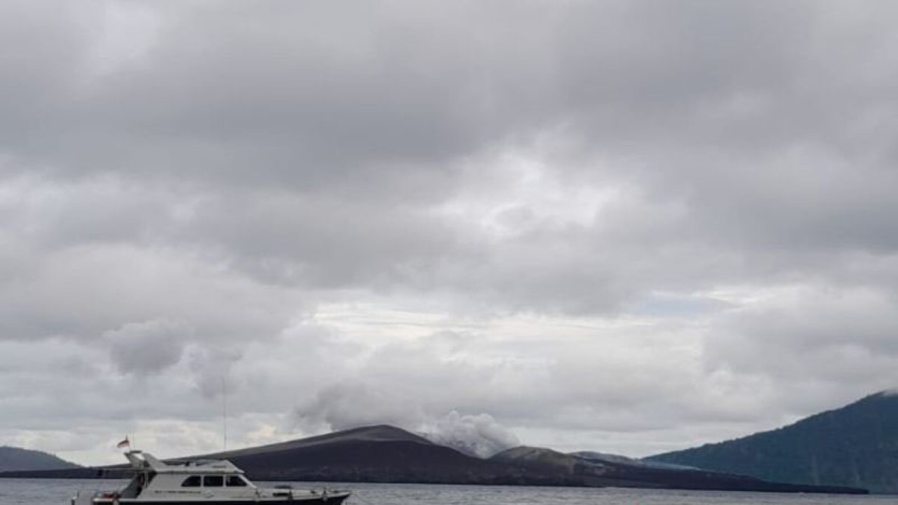 Arsip Foto - Pemandangan Gunung Anak Krakatau dilihat dari Pulau Sertung, Kabupaten Lampung Selatan, Provinsi Lampung. (ANTARA/Riadi Gunawan)