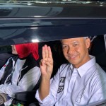 Ganjar-Mahfud tiba di KPU untuk debat perdana-1702382332