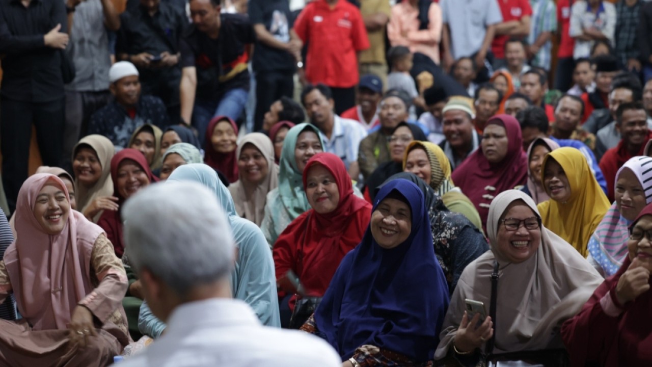 Ganjar Pranowo bersama guru honorer di Desa Kliwonan